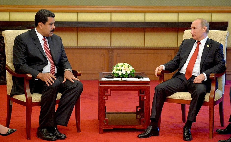 Aprovação do governo Maduro (esq.) despenca à medida que crise econômica se intensifica