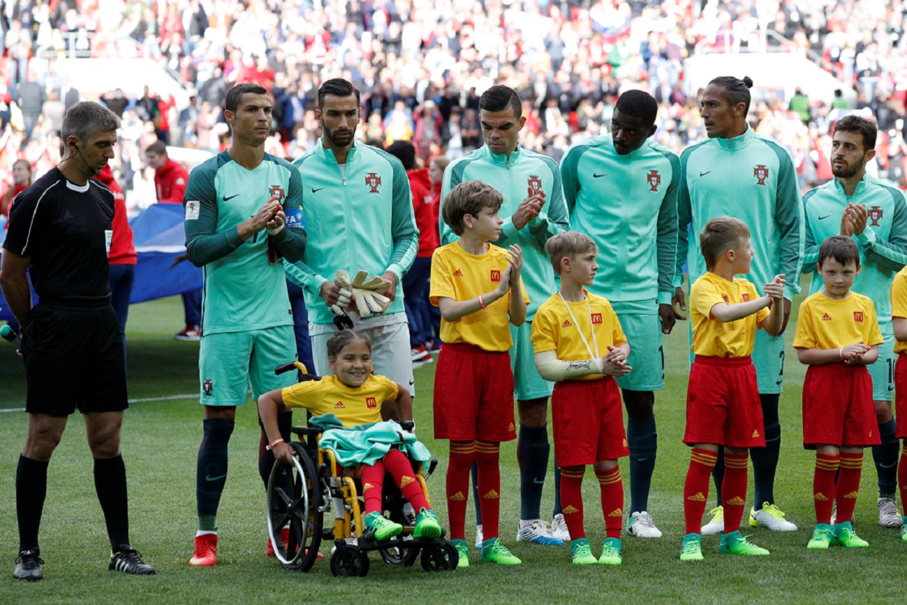 Ini pertama kalinya di sejarah Federasi Sepak Bola Internasional (FIFA), seorang pemain sepak bola diiringi oleh seorang anak dengan keterbatasan diri.