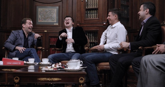 Lachen ist gesund: Dmitri Medwedjew in seiner Residenz mit „Comedy-Club“-Darstellern Igor Charlamow und Timur Batrutdinow. Foto: ITAR-TASS