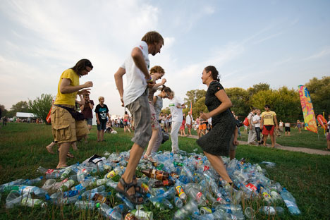 Fröhliches Plastikflaschenstampfen: Junge Umweltaktivisten von musora.bolshe.net bei einer Müllsammelaktion in Moskau. Foto: Pressebild