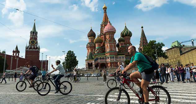 Neuer Sommertrend: Fahrradfahren in Moskau - hier vorbei an der Basilius-Kathedrale. Foto: Ilija Warlamow 