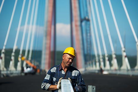 Eine neue Hängebrücke hat die fünf Kilometer lange Hafenbucht überspannt und dadurch einen alten Traum aller Wladiwostoker für eine schnelle Straße erfüllt. Foto: AFP_East-News
