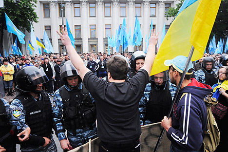 Die ukrainische Polizei blockiert die Demonstranten in Kiew. Foto: AP Photo / Sergei Chuzavkov
