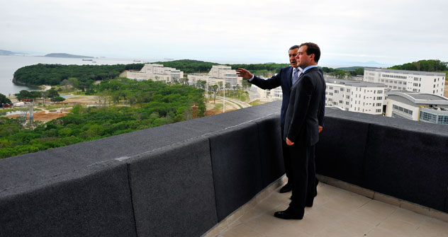 Russland will in Fernost punkten: Ministerpräsident Medwedjew während seines Besuchs auf der Insel Russkij bei Wladiwostok. Foto: ITAR-TASS.