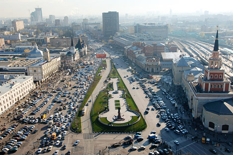 Der Komsomolskaja-Platz (Platz der drei Bahnhöfe) in Moskau, an dem sich der Leningrader, der Jaroslawler und der Kasaner Bahnhöfe befinden. Foto: Vladimir Vyatkin/RIA Novosti
