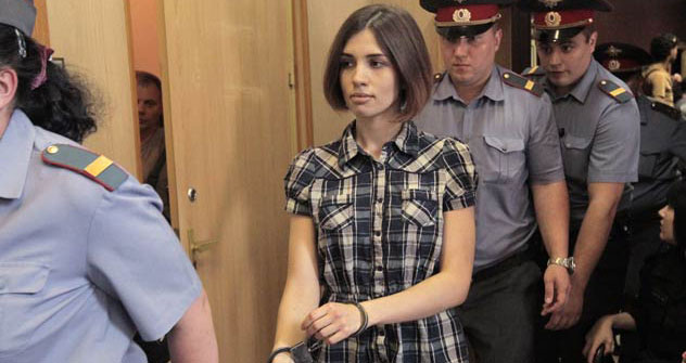 Nadeschda Tolokonnikowa, Mitglied der Punk-Band "Pussy Riot" wird in den Gerichtssaal des Taganskij Gerichts in Moskau geführt. Foto: Andrej Stenin/RIA Novosti