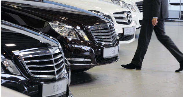 Während im ersten Halbjahr 2012 die Verkaufszahlen bei den günstigeren Fahrzeugen um die Hälfte sanken, nahm der Absatz von Autos mit einem Preis von über einer Million Rubel (ca. 25 000 Euro) zu. Foto: Kommersant