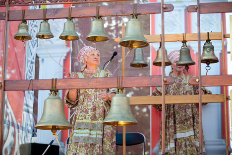 Galina Filimonova bezaubert das Publikum auf dem Gendarmenmarkt in Berlin mit dem traditionellen russischen Glockenspiel. Das Foto ist vom Ensemble „Glocken Russlands“  zugewiesen. 