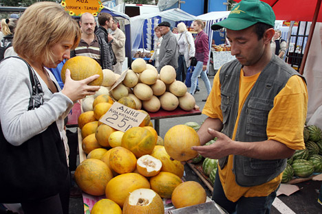  Der Einkauf einer Melone bei einem mit starkem Akzent sprechenden kaukasischen Verkäufer kann bei guter Laune zum Ritual werden. Foto: ITAR-TASS.