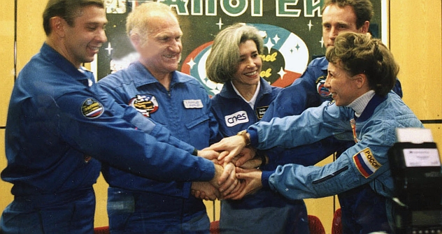 Das russisch-französische Space-Team vor dem Flug nach ISS in 2001. Von links nach rechts: Konstantin Koseew, Viktor Afanasjew, Cluadie Eniere, Sergej Saletin, Nadeschda Kuschelnaja. Foto: ITAR-TASS. 