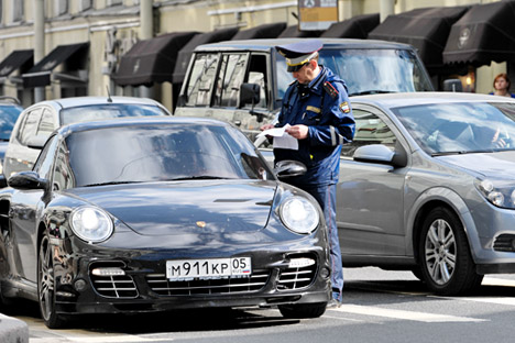 Korruption ist offenbar eines der Hauptprobleme in Russland. Auf dem Bild: Ein Verkehrspolizist überprüft den Führerschein des Fahrers. Foto: ITAR-TASS.