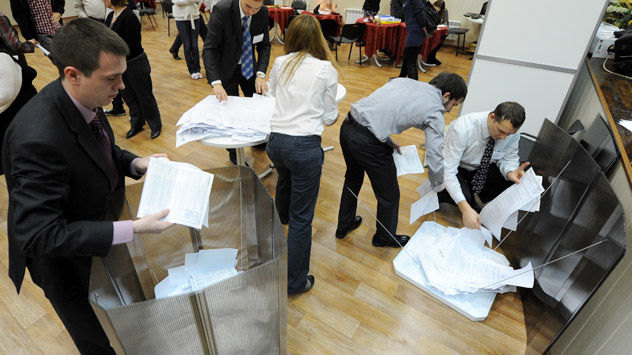 Klinisch sauber war es am landesweiten Wahltag nur in den Wahllokalen - die Opposition will wieder viele schmutzige Tricks bemerkt haben. Foto: RIA Novosti.  