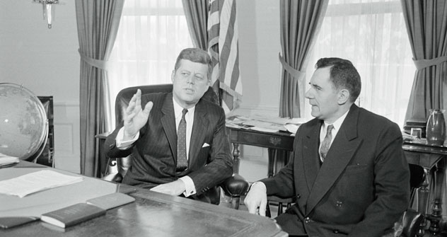 Der amerikanische Präsident John F. Kennedy trifft sich mit dem Außenminister der UdSSR Andrej Gromyko. Foto: Corbis.