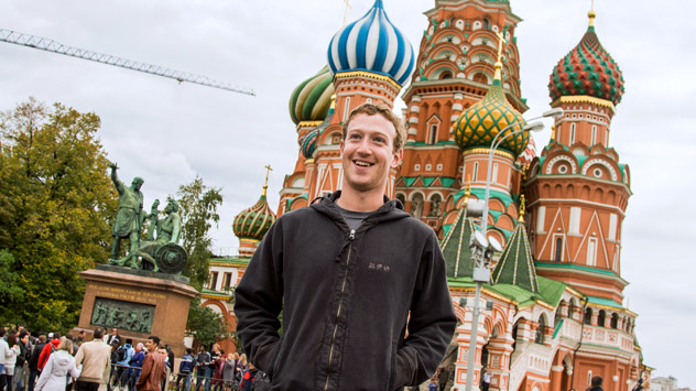 Facebook-Gründer Mark Zuckerberg vor der Basilius-Kathedrale an der Roten Platz. Foto:RIA Novosti. 