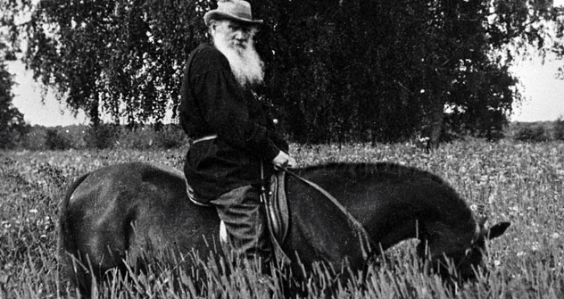 Hoch zu Ross: Graf Leo Tolstoi auf seinem Landgut Jasnaja Poljana. Foto: RIA Novosti. 