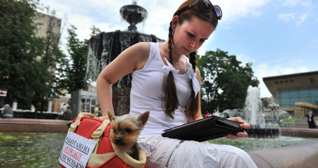 Eine junge Moskauerin genießt ihre Lektüre im elektronischen Format auf dem iPad. Foto: PhotoXPress