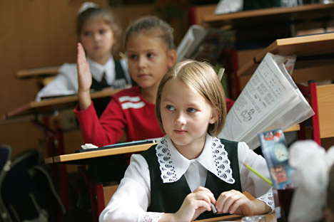 Getrennt unterrichtete Kinder lernen besser als ihre Altergenosse aus den koedukativen Klassen, meinen die russische Forscher. Grund darür ist die Unterschied in Informationsverarbeitung bei Mädchen und Jungen. Foto: ITAR-TASS.