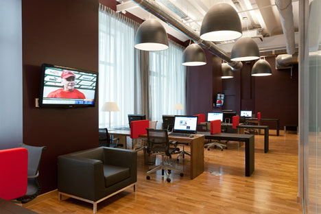 Heute bieten die Moskauer Gemeinschaftsbüros komplett eingerichtete Arbeitsplätze, die für Tage, Wochen, Monate oder Jahre gemietet werden können. Auf dem Bild: Das Coworking-Space "Cabinet Lounge".  Foto: Pressebild.