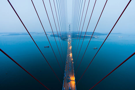 Die Brücke über die Bucht Goldenes Horn in Wladiwostok. Foto: Witalij Raskalow.