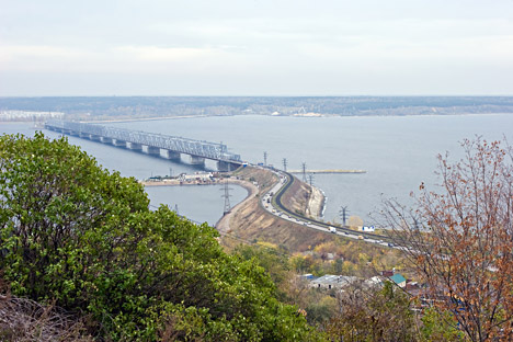 Most nad reko volgo v mestu Uljanovsk.
