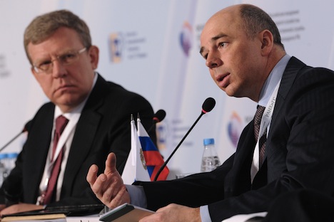 Der russische Finanzminister Anton Siluanow (R) favorisiert die Ankurbelung des Wirtschaftswachstums mittels Strukturreformen. Foto: RIA Novosti