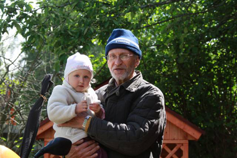 "Opa Slawa": Die Beschäftigung mit Kindern  macht mir Spaß. Foto: Avito.ru