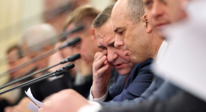 Finanzminister Anton Siluanow (in der Mitte) ist überzeugt dass es notwendig ist, die Praxis der Barzahlung in der Wirtschaft, die zurzeit 25 Prozent des gesamten Umsatzes ausmacht, zu reduzieren. Foto: Kommersant