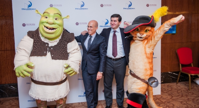 Geschäftsführer von DreamWorks Animation Jeffrey Katzenberg und Mitglied des Vorstandes von Regiony Amiran Muzojew posieren mit den Dream Works-Trickfilmfiguren. Foto: GK Regions