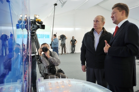 Der damalige Ministerpräsident Wladimir Putin und der Gazprom-Chef Alexej Miller besuchen die Gasverdichterstation "Portowaja" im September 2011. Foto: RIA Novosti