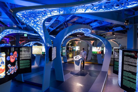 Der halbdunkle Saal, in dem alle Ausstellungsstücke in Neonlicht getaucht sind, vermittelt die Atmosphäre eines futuristischen Wissenschaftszentrums. Foto: Pressebild