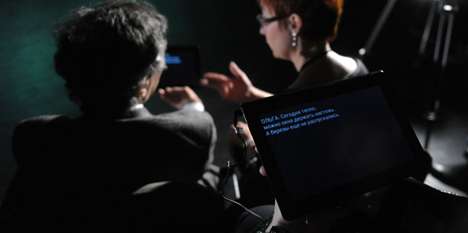 Die mobilen Computer mit den Untertiteln werden vor der Vorstellung ausgegeben. Foto: RIA Novosti