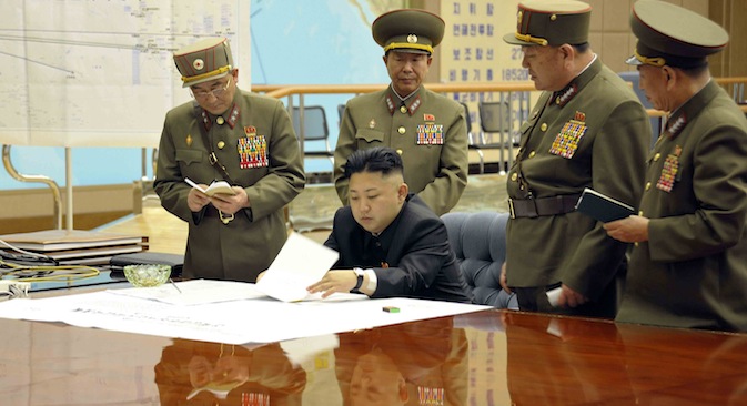 Nordkorea-Staatschef Kim Jong-un bespricht militärische Pläne mit dem Militärkommando.  Foto: Reuters