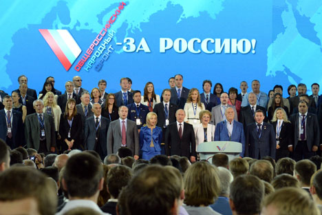 Vladimir Putin (center) was elected as a leader of the Russian Popular Front on June 12. Source: Kommersant