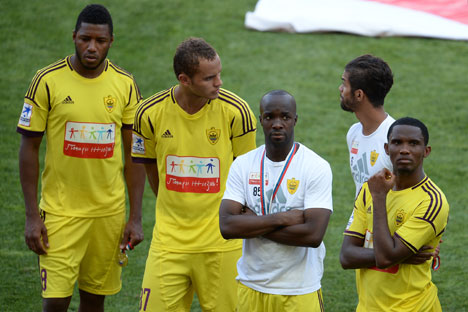 De izquierda a derecha Jucilei da Silva, Ewerthon, Diarra, Mehdi Carcela-Gonzalez y Samuel Eto'o. Fuente: RIA Novosti.