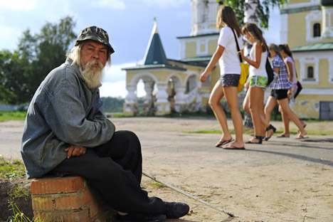 Morador de rua há 15 anos, Iúri é um dos 3 milhões de russos que moram nas ruas Foto: RIA Nóvosti