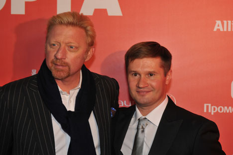 Boris Becker (l.) mit dem Spitzensportler Alexei Nemow, der in Moskau eine Laureus-Gala zur Unterstützung sozialer Sportprojekte in Russland  veranstaltete. Foto: Dirk Besserer
