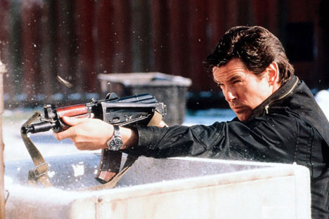 Selten wurde einer Waffe so viel Bewunderung zu teil wie dem Gewehr AK-47. Auf dem Bild: Eine Spielszene aus dem Film "James Bond 007 – Goldeneye". Foto: Kinopoisk.ru