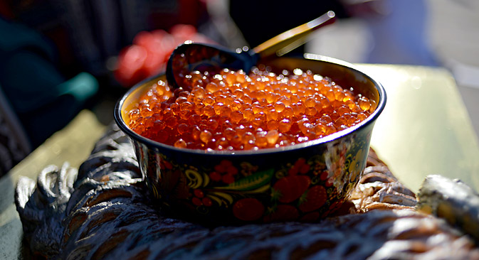 Der Kaviar aus Lachsrogen ist mittlerweile eine ebenbürtige Alternative zum schwarzen Kaviar des Störs. Foto: RIA Novosti
