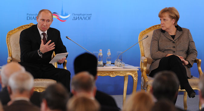 Der russische Präsident Wladimir Putin und die Bundeskanzlerin Angela Merkel während des Treffens beim Petersburger Dialogs in Moskau im November 2012.  Foto: AFP/EastNews