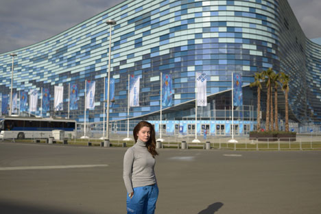 Eine Volontärin lässt sich neben der Sotschi-Arena fotografieren. Foto:  Michail Mordasow