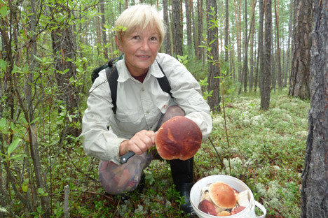 Karin Haß auf der Pilzenjagd im sibirischen Wald. Foto aus dem persönlichen Archiv.