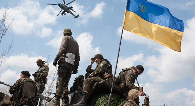 16. April 2014. Ein ukrainischer Militärhubschrauber fliegt über ukrainische Soldaten hinweg nach Kramatorsk. Foto: AP