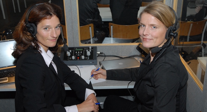 Die Dolmetscherin Kristin von Tschilschke (links) mit einer Kollegin bei der Arbeit. Foto aus dem persönlichen Archiv. 