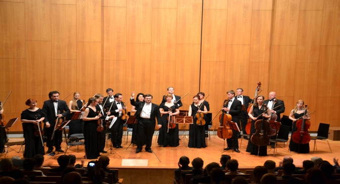Das Orchester der Nowosibirsker Staatlichen Philharmonie unter der Leitung seines Hauptdirigenten Alim Schach begleitete den Abend musikalisch mit Werken von Tschaikowski und Bach. Foto: RBTH