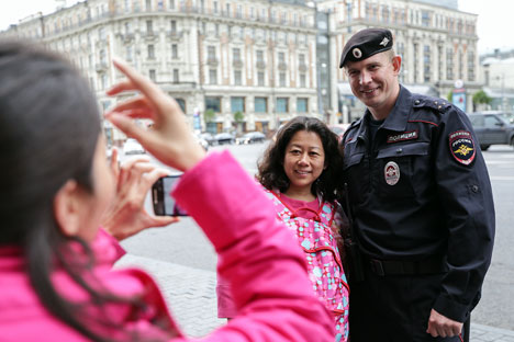 Die Touristen-Polizei patrouilliert in 18 Fußgängerzonen der Stadt, unter anderem auf dem Arbat, in der Kamergerski-Gasse, auf dem Kusnezki most und der Nikolskaja Straße. Foto: ITAR-TASS