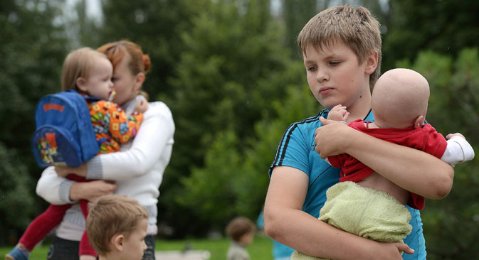 Es gibt Menschen, die aus Sorge um zurückgebliebene Verwandte oder Haus und Hof wieder in das Kriegsgebiet zurückkehren. Foto: RIA-Novosti