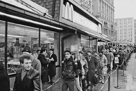 McDonalds in Russland etwickelte sich zu einem der Symbole der Perestroika. Auf dem Bild: Die Schlange vor dem ersten McDonalds in Moskau (Januar 1991). Foto: Juri Abramotschkin/RIA Novosti
