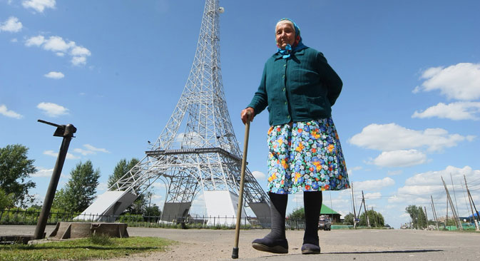 Am Hauptplatz des russischen Dorfes Paris ragt die höchste detailgetreue Kopie des Eiffelturms in Russland in die Höhe. Sie wird als Mobilfunkmast genutzt. Foto: ITAR-TASS