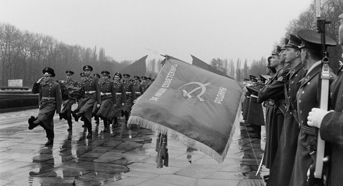 Parade am Sowjetischen Ehrenmal im Teptower Park zum „Tag des  Sowjetische Armee und Kriegsmarine“ im Treptower Park, Berlin, 25. Februar 1992 . Foto: Wladimir Borissow / Deutsch-Russisches Museum Berlin-Karlshorst