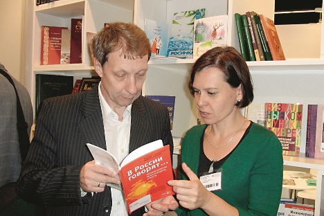 Victoria Viererbe mit einem Autor auf der Frankfurter Buchmesse 2012. Foto: Verlag Retorika